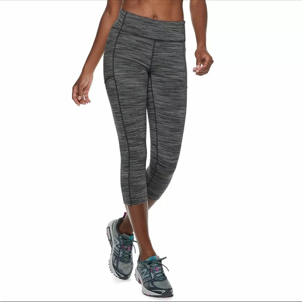 Tek Gear ACTIVEWEAR Cropped Legging Black White Stripe Women’s Size Small.